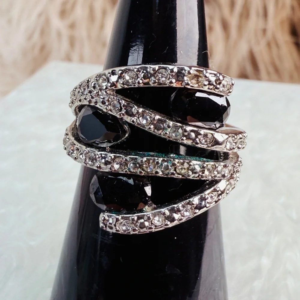 Beautiful silver tone and black bling wideband costume ring size 7